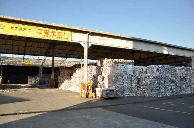 王子マテリア富士第一工場の古紙置き場。1万トン前後の在庫。