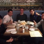 トム（中央）を囲んで、同行のＪＰ資源のメンバーと