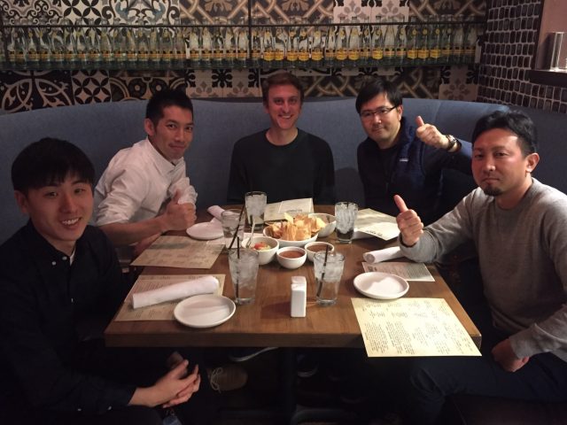 トム（中央）を囲んで、同行のＪＰ資源のメンバーと